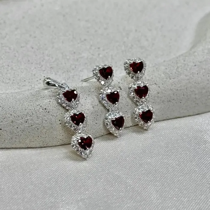  CONJUNTO BRINCO + COLAR CORAÇÕES