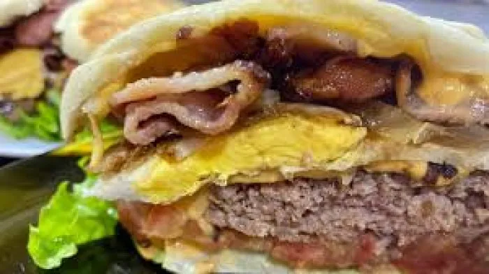 X-BACON - PÃO FRANCÊS