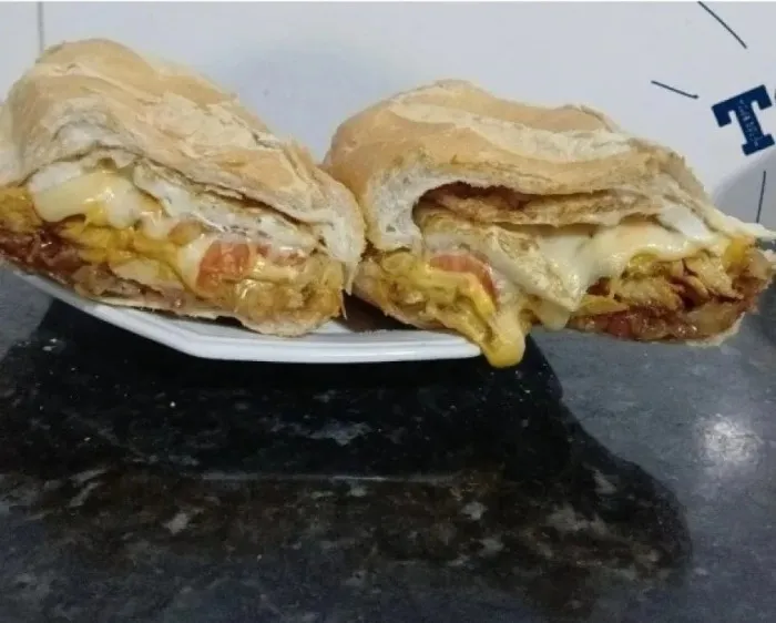 FILÉ DE FRANGO ACEBOLADO - PÃO FRANCÊS