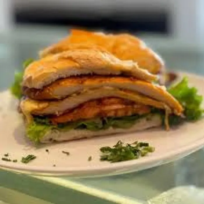 FILÉ DE FRANGO CATUPIRY - PÃO FRANCÊS
