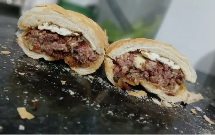 X-LINGUIÇA DE PORCO CATUPIRY ACEBOLADO - PÃO FRANCÊS
